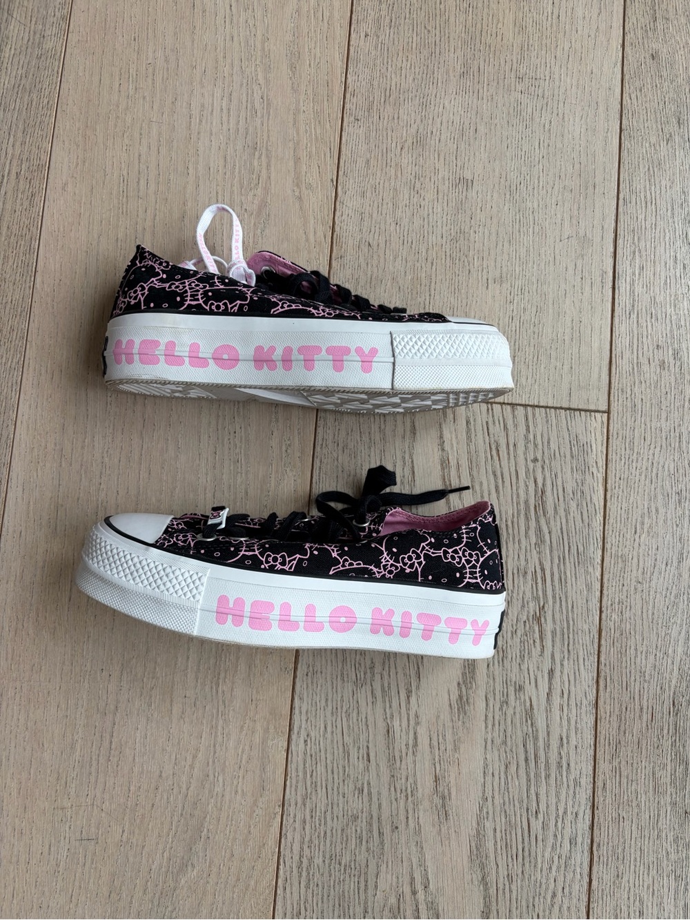 Hello Kitty Converse shoes - Picture 4 of 5